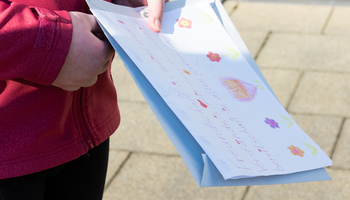 Über 300 Ostergrüße haben die Azubis des Exerzitienhauses Himmelspforten für die Bewohnerinnen und Bewohner der Caritas-Pflegeheime in Würzburg handgeschrieben.