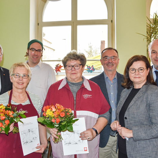 Gitti Krüger (zweite von links) und Helga Becker (Mitte) wurden für ihr herausragendes ehrenamtliches Engagement geehrt.