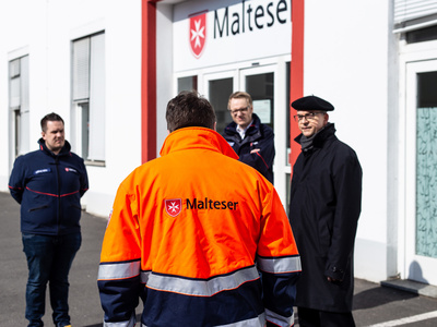 Bischof Franz Jung besucht die Rettungswache der Malteser in der Würzburger Mainaustraße.