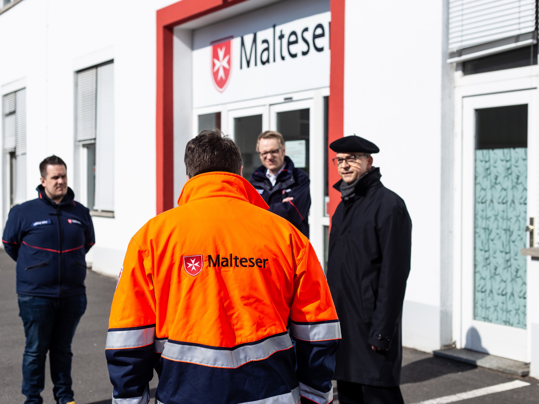 Bischof Franz Jung besucht die Rettungswache der Malteser in der Würzburger Mainaustraße.