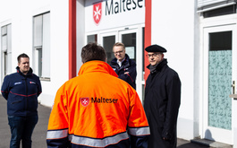 Bischof Franz Jung besucht die Rettungswache der Malteser in der Würzburger Mainaustraße.