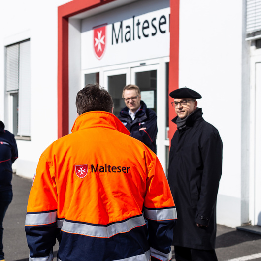 Bischof Franz Jung besucht die Rettungswache der Malteser in der Würzburger Mainaustraße.