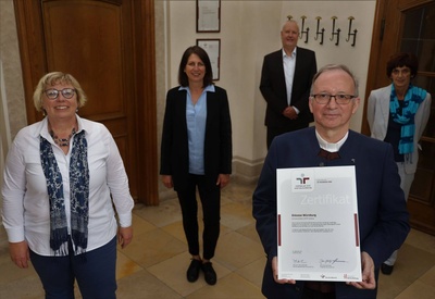 Das Bistum Würzburg ist am Montag, 15. Juni, für seine strategisch angelegte familien- und lebensphasenbewusste Personalpolitik mit dem dauerhaften Zertifikat zum „audit berufundfamilie“ geehrt worden.
