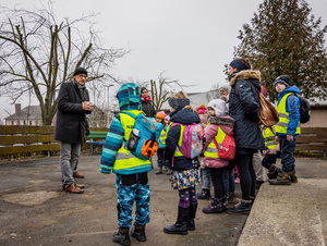 Eine Spende von 500 Euro haben die Vorschulkinder des Kindergartens Am Marienheim in Rottendorf dem Projekt "Rad & Tat" in der Gemeinschaftsunterkunft für Asylbewerber in Würzburg übergeben.