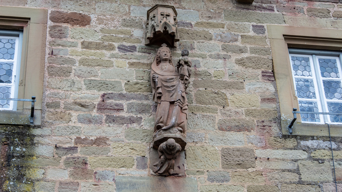 Seit fast einem Jahrhundert beherbergt das frühere Zisterzienserkloster Maria Bildhausen bei Münnerstadt eine große Einrichtung für Menschen mit Behinderung.
