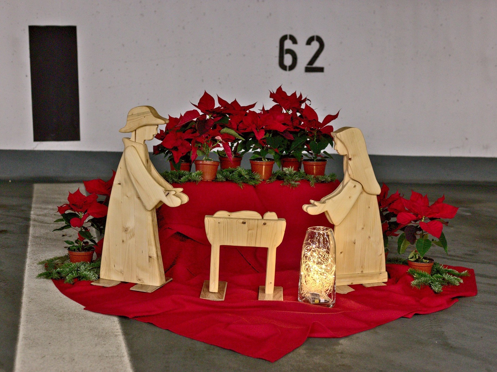 Die Weihnachtsandacht der Würzburger Wärmestube fand dieses Jahr im Parkhaus Am Theater statt.