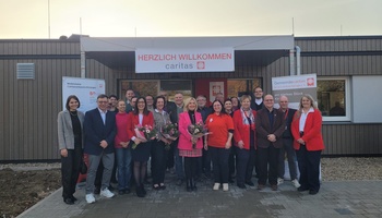 Geladene Gäste bei der Eröffnungsfeier der St. Laurentius Senioren-Tagespflege in Volkach.