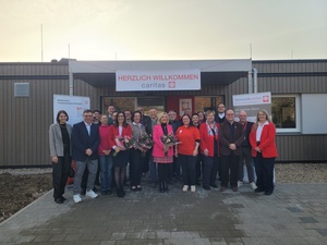 Geladene Gäste bei der Eröffnungsfeier der St. Laurentius Senioren-Tagespflege in Volkach.