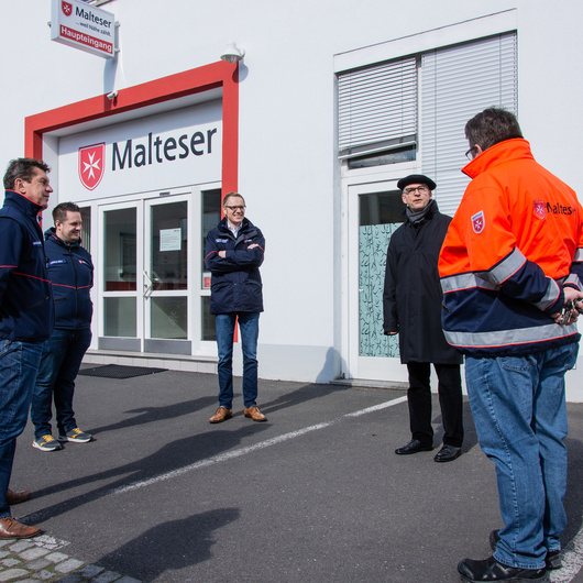 Bischof Franz Jung besucht die Rettungswache der Malteser in der Würzburger Mainaustraße.