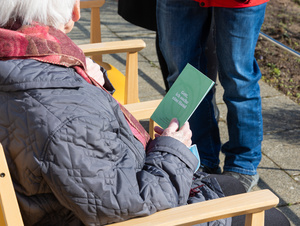 Über 300 Ostergrüße haben die Azubis des Exerzitienhauses Himmelspforten für die Bewohnerinnen und Bewohner der Caritas-Pflegeheime in Würzburg handgeschrieben.