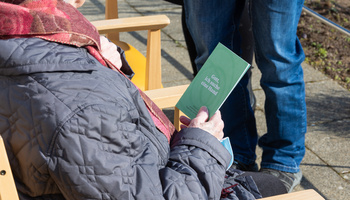 Über 300 Ostergrüße haben die Azubis des Exerzitienhauses Himmelspforten für die Bewohnerinnen und Bewohner der Caritas-Pflegeheime in Würzburg handgeschrieben.