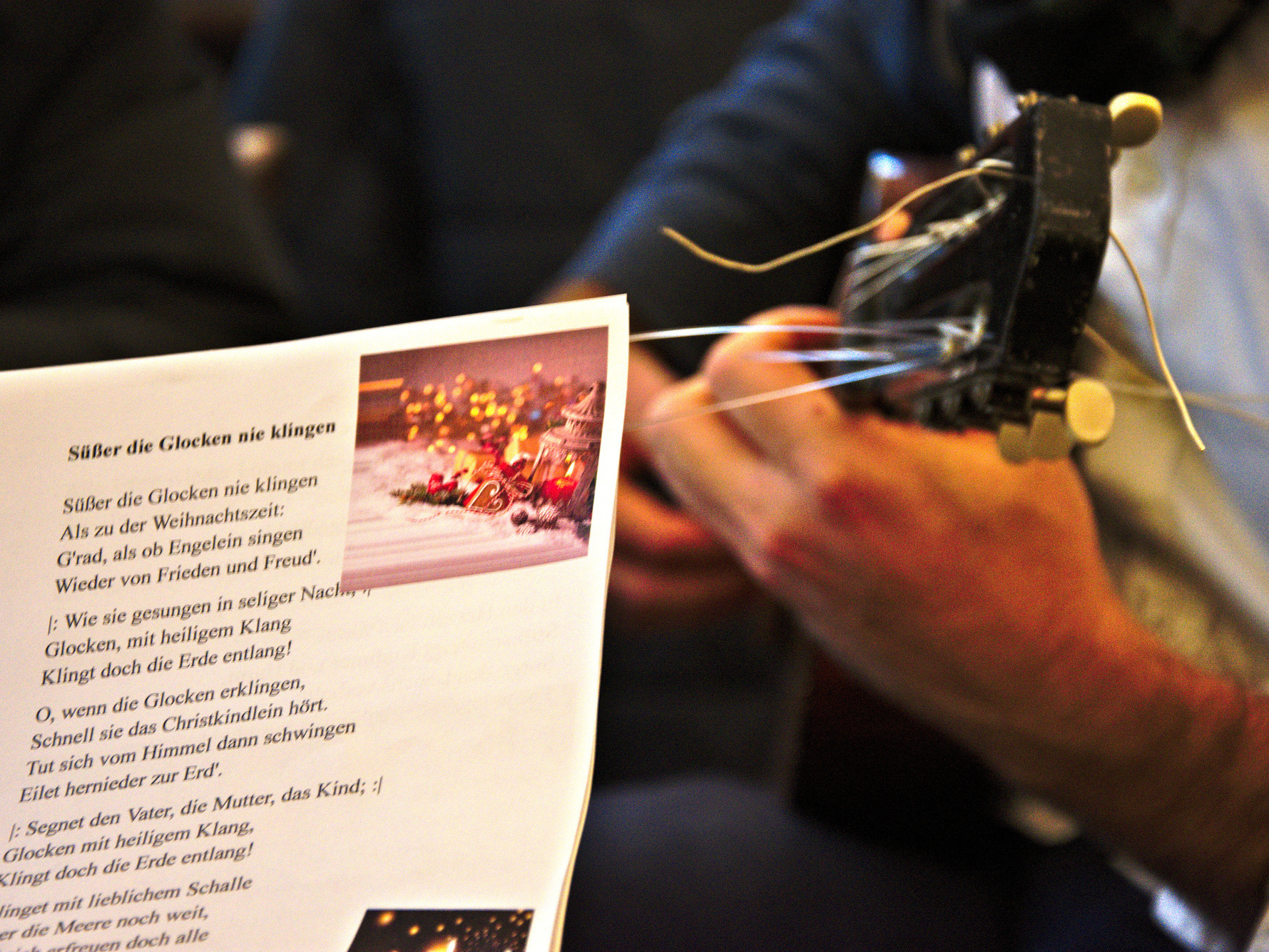 Gemeinsames Singen gehört auch bei der Weihnachtsfeier in der Würzburger Wärmestube einfach dazu.