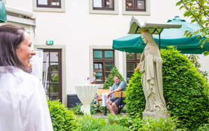 Mit einer Segensfeier ist Tanja Kraev offiziell als neue Leiterin des Mehrgenerationenhauses St. Elisabeth in Kitzingen eingeführt worden.
