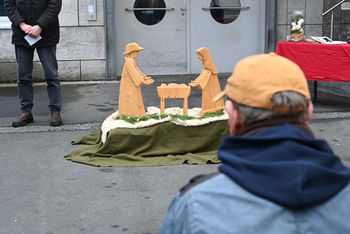 Weihnachtsandacht des Bischofs mit wohnsitz- und obdachlosen Menschen