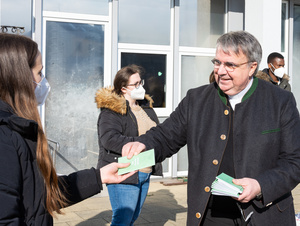 Über 300 Ostergrüße haben die Azubis des Exerzitienhauses Himmelspforten für die Bewohnerinnen und Bewohner der Caritas-Pflegeheime in Würzburg handgeschrieben.