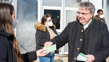 Über 300 Ostergrüße haben die Azubis des Exerzitienhauses Himmelspforten für die Bewohnerinnen und Bewohner der Caritas-Pflegeheime in Würzburg handgeschrieben.