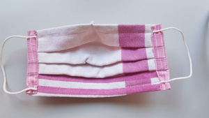 Ein einfacher Mund-Nasen-Schutz kann zu Hause selbst genäht werden.