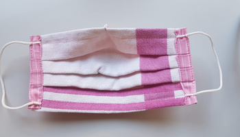 Ein einfacher Mund-Nasen-Schutz kann zu Hause selbst genäht werden.