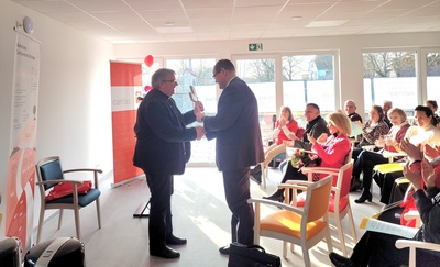 Ein Kreuz für die Tagespflege übergibt Domkapitular Clemens Bieber an Pfarrer Matthias Eller.