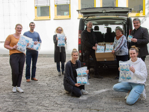 Mitarbeiter des Diözesan-Caritasverbands nehmen am Dienstag eine Lieferung von 10.000 FFP2-Masken am Würzburger Caritashaus in Empfang.