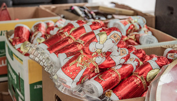 Süße Tradition: Eine Wagenladung nicht verkaufter Weihnachts-Schokolade hat der EDEKA-Betreiber Horst Trabold dem Diözesan-Caritasverband geschenkt.