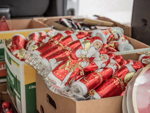 Süße Tradition: Eine Wagenladung nicht verkaufter Weihnachts-Schokolade hat der EDEKA-Betreiber Horst Trabold dem Diözesan-Caritasverband geschenkt.