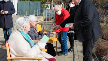 Über 300 Ostergrüße haben die Azubis des Exerzitienhauses Himmelspforten für die Bewohnerinnen und Bewohner der Caritas-Pflegeheime in Würzburg handgeschrieben.