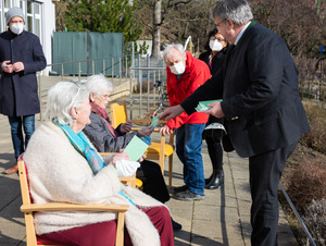 Über 300 Ostergrüße haben die Azubis des Exerzitienhauses Himmelspforten für die Bewohnerinnen und Bewohner der Caritas-Pflegeheime in Würzburg handgeschrieben.