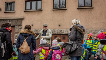 Eine Spende von 500 Euro haben die Vorschulkinder des Kindergartens Am Marienheim in Rottendorf dem Projekt "Rad & Tat" in der Gemeinschaftsunterkunft für Asylbewerber in Würzburg übergeben.