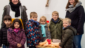 Die Kinder des Kindergartens St. Antonius in Lindach (Lkr. Schweinfurt) bringen mit ihren Erzieherinnen Melina Elflein (links) und Julia Heuler (rechts) ihr Kunstwerk ins Würzburger Caritashaus.