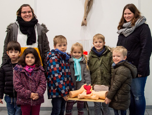 Die Kinder des Kindergartens St. Antonius in Lindach (Lkr. Schweinfurt) bringen mit ihren Erzieherinnen Melina Elflein (links) und Julia Heuler (rechts) ihr Kunstwerk ins Würzburger Caritashaus.