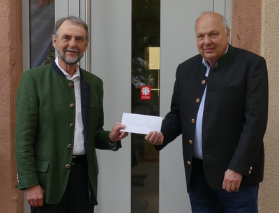 Miltenbergs Altbürgermeister Joachim Bieber (links) überreicht eine Spende über 1.100 Euro an den Vorsitzenden des Kreiscaritasverbands, Hans Dieter Arnold.