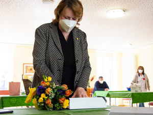 Nach über 25 Jahren im Dienst der Caritas wurde Elisabeth Müller zum Abschied in den Ruhestand mit dem Goldenen Caritaskreuz geehrt.