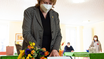 Nach über 25 Jahren im Dienst der Caritas wurde Elisabeth Müller zum Abschied in den Ruhestand mit dem Goldenen Caritaskreuz geehrt.