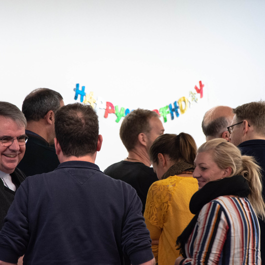 Gute Dienstgemeinschaft, gute Stimmung: Domkapitular Clemens Bieber mit Mitarbeitern bei der Jubiläumsfeier anlässlich des 50-jähriges Bestehens des Diözesan-Caritasverbands.