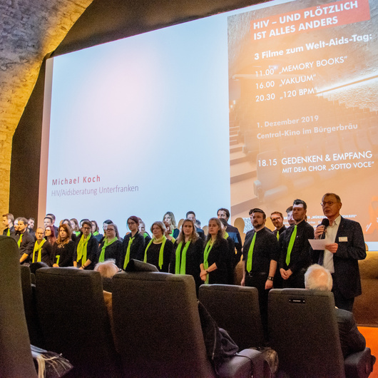 Michael Koch, Leiter der Aids-Beratung der Caritas in Unterfranken, begrüßt die Teilnehmer der Gedenkveranstaltung zum Welt-Aids-Tag 2019 im Programmkino Central.