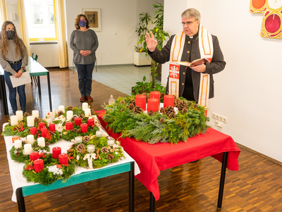 Vor dem Beginn des ersten Adventswochenendes hat der Vorsitzende des Diözesan-Caritasverbands, Domkapitular Clemens Bieber, die Kränze für das Caritashaus gesegnet.