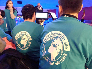 Ein erfolgreicher Abend: Beim dritten internationalen Bowlingturnier der IG BAU in Würzburg erreichte ein Team der Caritas den ersten Platz.
