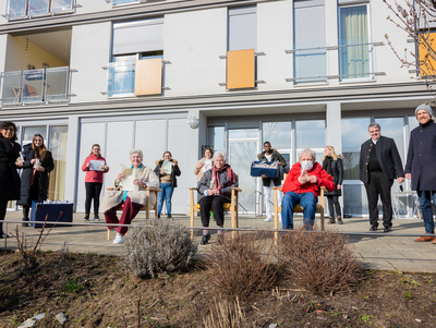 Über 300 Ostergrüße haben die Azubis des Exerzitienhauses Himmelspforten für die Bewohnerinnen und Bewohner der Caritas-Pflegeheime in Würzburg handgeschrieben.