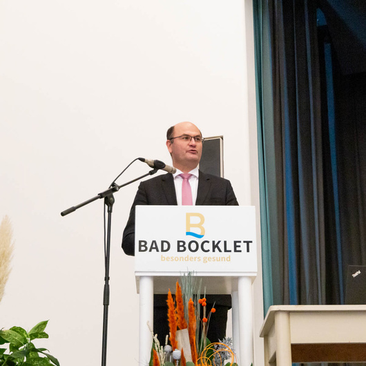 Nach dem erfolgreichen Abschluss der Generalsanierung hat das Kurhaus Hotel Bad Bocklet den kirchlichen Segen erhalten. Zum Festakt war auch Bayerns Finanzminister Albert Füracker angereist.