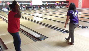 Ein erfolgreicher Abend: Beim dritten internationalen Bowlingturnier der IG BAU in Würzburg erreichte ein Team der Caritas den ersten Platz.