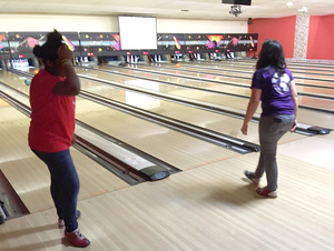 Ein erfolgreicher Abend: Beim dritten internationalen Bowlingturnier der IG BAU in Würzburg erreichte ein Team der Caritas den ersten Platz.