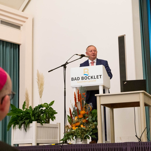 Nach dem erfolgreichen Abschluss der Generalsanierung hat das Kurhaus Hotel Bad Bocklet den kirchlichen Segen erhalten. Zum Festakt war auch Bayerns Finanzminister Albert Füracker angereist.