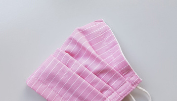 Ein einfacher Mund-Nasen-Schutz kann zu Hause selbst genäht werden.