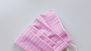 Ein einfacher Mund-Nasen-Schutz kann zu Hause selbst genäht werden.