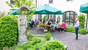 Mit einer Segensfeier ist Tanja Kraev offiziell als neue Leiterin des Mehrgenerationenhauses St. Elisabeth in Kitzingen eingeführt worden.