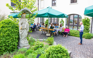 Mit einer Segensfeier ist Tanja Kraev offiziell als neue Leiterin des Mehrgenerationenhauses St. Elisabeth in Kitzingen eingeführt worden.