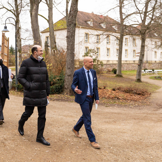 Nach dem erfolgreichen Abschluss der Generalsanierung hat das Kurhaus Hotel Bad Bocklet den kirchlichen Segen erhalten. Zum Festakt war auch Bayerns Finanzminister Albert Füracker angereist.