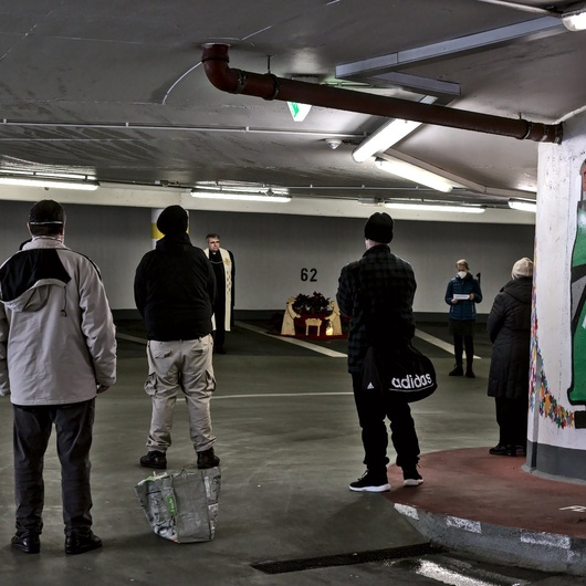 Die Weihnachtsandacht der Würzburger Wärmestube fand dieses Jahr im Parkhaus Am Theater statt.
