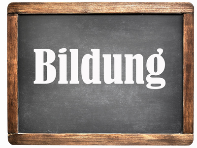 Schultafel mit dem Schriftzug "Bildung"